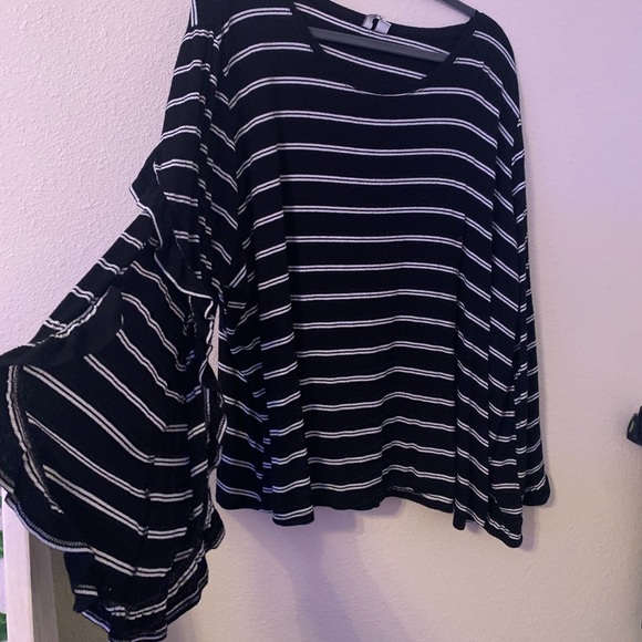 Everything must go - will begin a collection of more clothes and various items - Picture 3 of 5